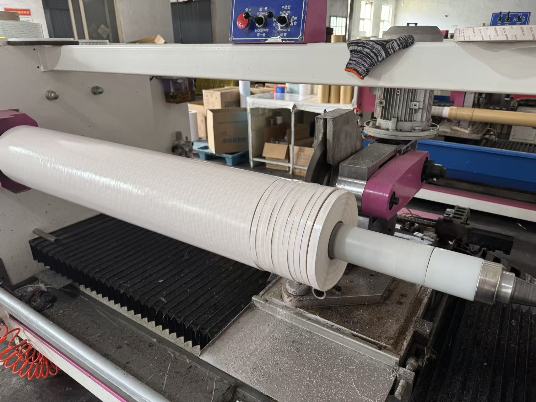 Varm stabssalong aktiverer vitalitet for produksjonsteam for industrielle selvklebende tape